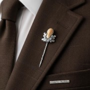 szpilka z grandlami w klapie marynarki