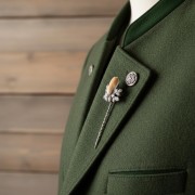 marynarka myśliwska ozdobiona srebrną szpilką