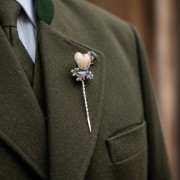 szpilka srebrna w klapie marynarki