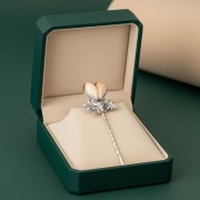 szpilka z grandlami w pudełku