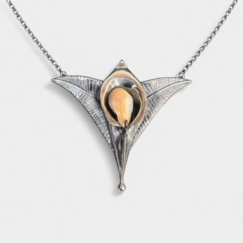 Naszyjnik w kształcie kalii