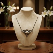 naszyjnik na kremowym popiersiu