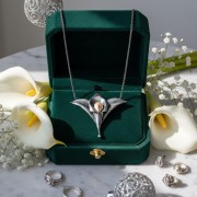 naszyjnik w zielonym pudełku z weluru