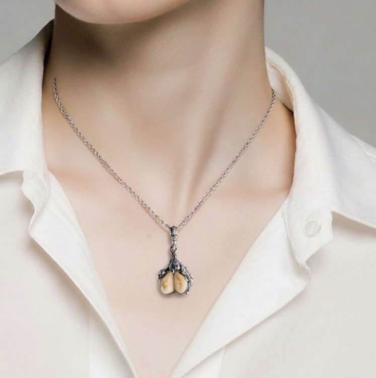 Naszyjnik z grandli na szyi