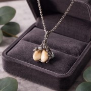 naszyjnik z dwóch grandli w pudełu