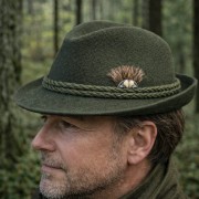 kapelusz z przypinką Forest Trophy