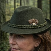 kobieta w kapeluszu myśliwskim