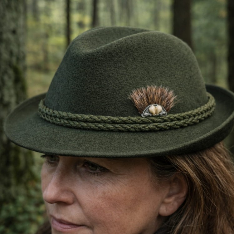 kobieta w kapeluszu myśliwskim