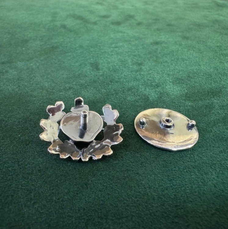 Tył przypinki myśliwskiej -  gwint + duża nakrętka