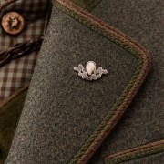 Przypinka myśliwska „Strażnik Lasu” w klapie marynarki