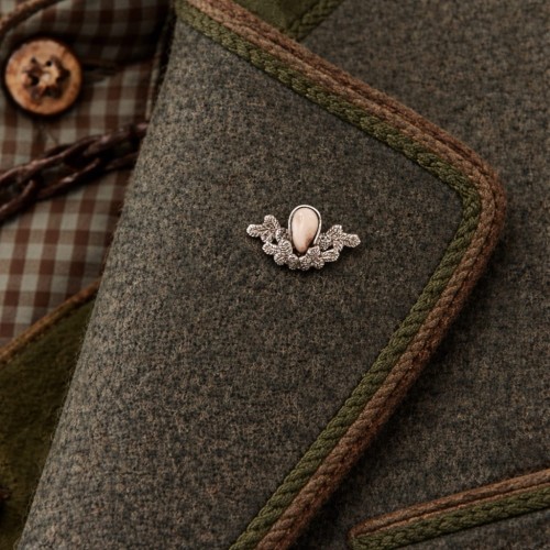 Przypinka myśliwska „Strażnik Lasu” w klapie marynarki