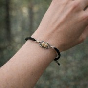 bransoletka srebrna z grandlami łani na nadgarstku