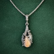 Naszyjnik z naturalnym grandlem oprawionym w ornamenty z liści dębu i żołędzi