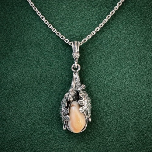 A refined piece of jewelry inspired by nature