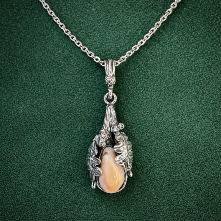 Naszyjnik z naturalnym grandlem oprawionym w ornamenty z liści dębu i żołędzi