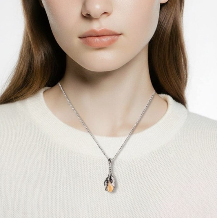 Dziewczyna z myśliwskim srebrnym naszyjnikiem