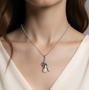 Naszyjnik myśliwski ze srebra na szyi kobiety