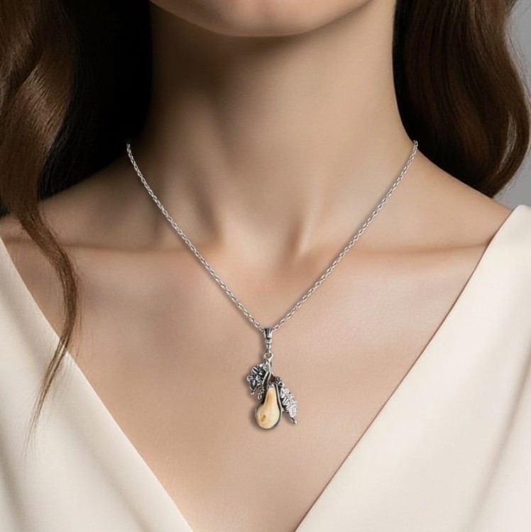 Naszyjnik myśliwski ze srebra na szyi kobiety