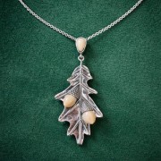 Naszyjnik liść dębu na zielonym tle