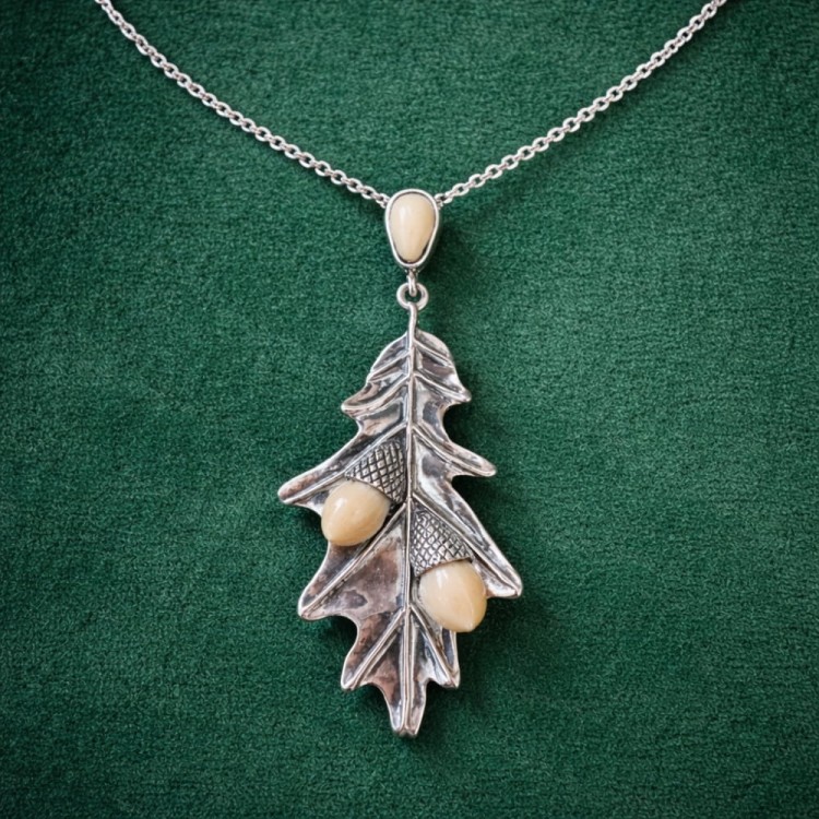 Naszyjnik liść dębu na zielonym tle