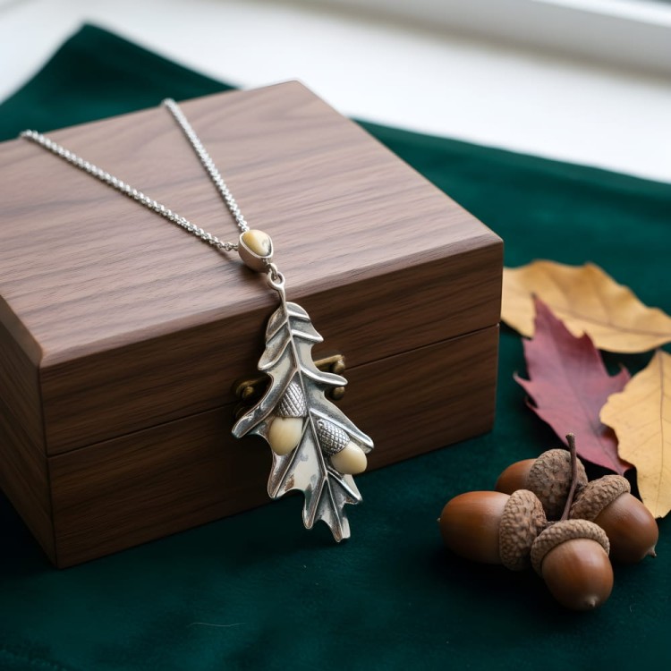 Naszyjnik Liść Dębu leży na drewnianej szkatułce