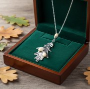 Naszyjnik liść dębu w zielonym pudełku