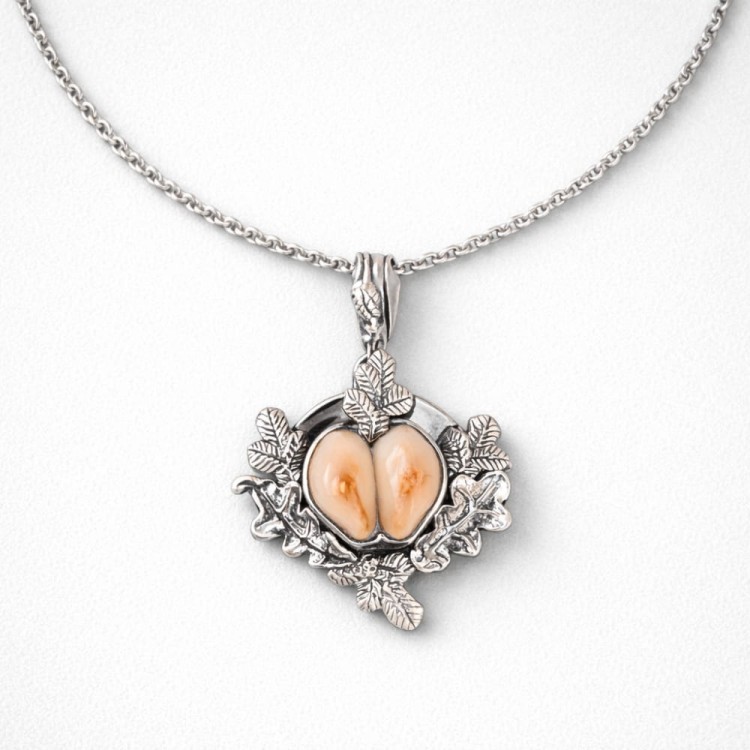 Hunting necklace made from a beautiful pair of hind grandles