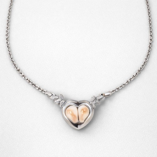 Hunting necklace in the shape of a small heart
