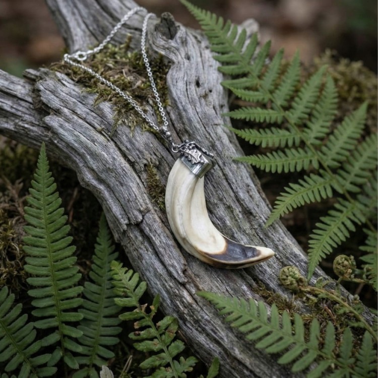 Hunting necklace with  oak ornament