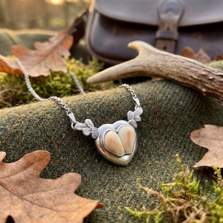 Diese Halskette ist eine besondere Interpretation jagdlicher Schmuckkunst