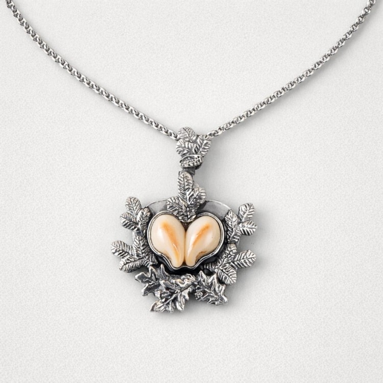 Naszyjnik myśliwski z pięknej pary grandli łani