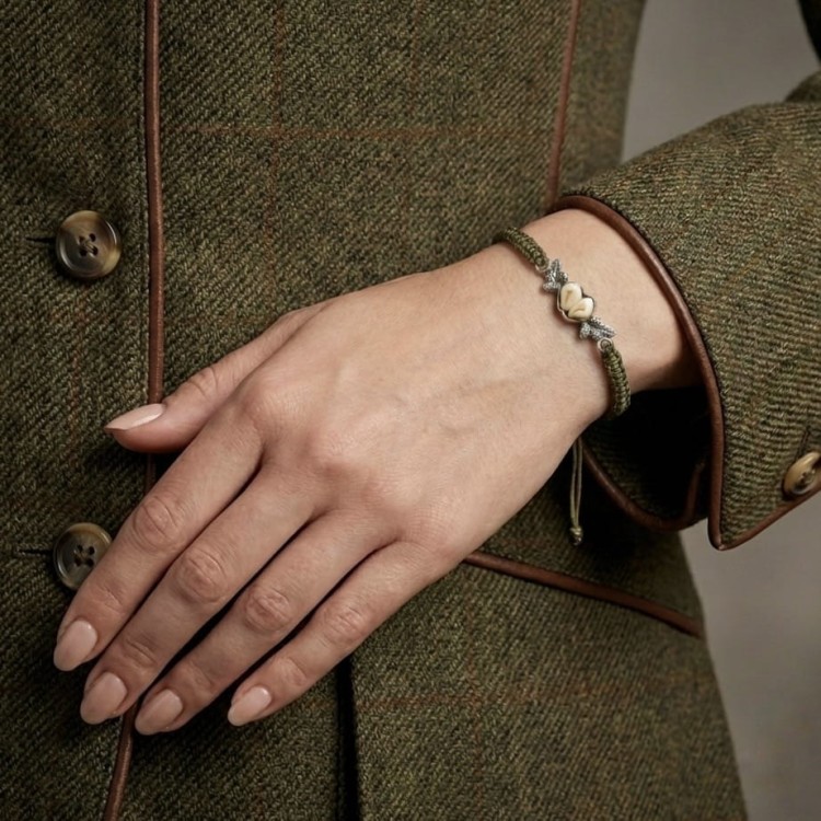 Hunting bracelet braided on green string