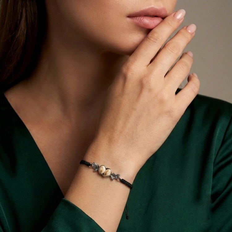 Hunting bracelet with roe deer canines – 925 silver on a woman's hand