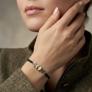 Bransoletka srebrna na plecionej lince na ręku