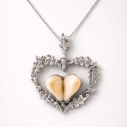 Woodland hunting necklace with deer teeth in oak leaf heart pendant – FOREST TROPHY hunting jewelry