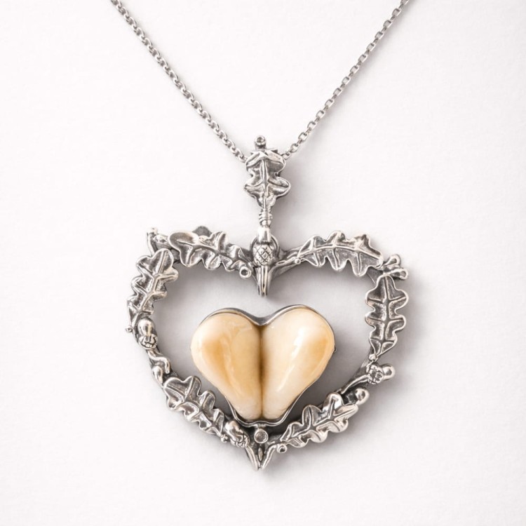 Woodland hunting necklace with deer teeth in oak leaf heart pendant – FOREST TROPHY hunting jewelry