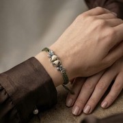 bransoletka z grandlami na ręku kobiety