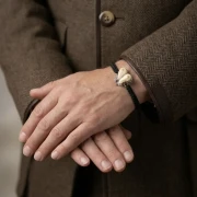Elegancka bransoletka dla myśliwego z grandlami byka i srebrnymi detalami