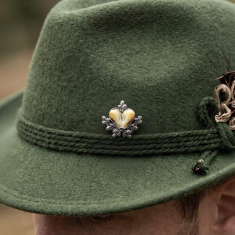 Elegant hunting pin