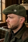 Srebrna przypinka do kapelusza myśliwskiego z grandlami łani, liśćmi dębu i żołędziami