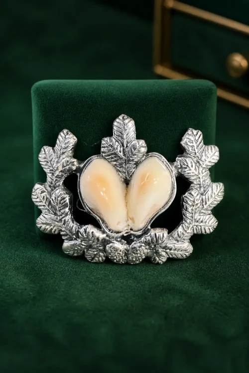 Hunting jewelry in 925 sterling silver with oak motif and centrally set hind deer grandles