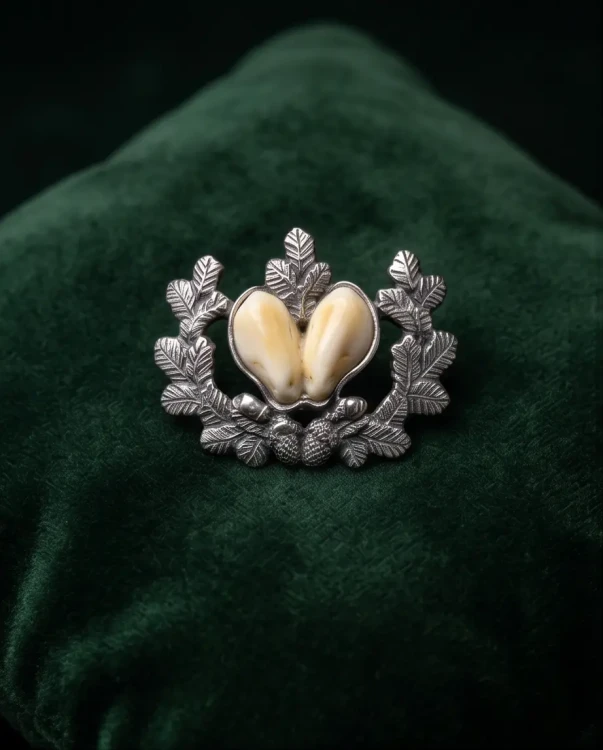 Silver hunting pin with oak leaf details, acorns and natural hind deer grandles