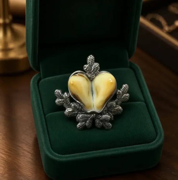 Elegancka przypinka myśliwska z grandlami byka oprawionymi w srebro 925