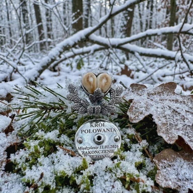 przypinka do kapelusza z grawerem