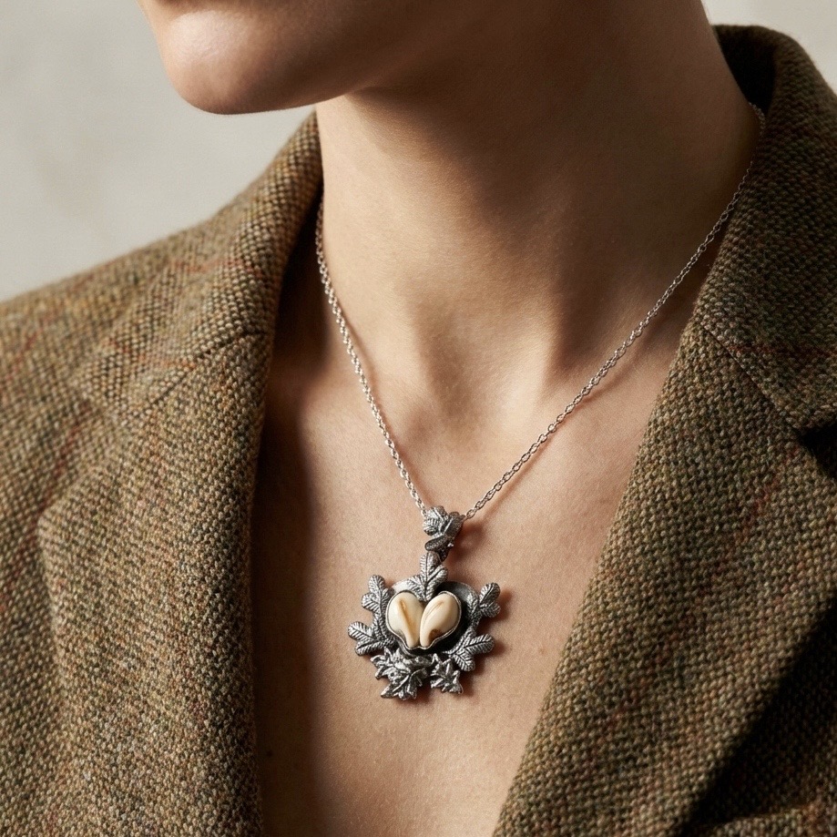 kobieta w naszyjniku z grandlami